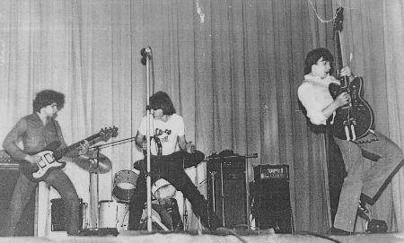
Святослав Задерий (бас-гитара), Андрей Христиченко (вокал), Владимир Богатырев (гитара), Михаил Нефедов (ударные) "Хрустальный шар" 1983 год