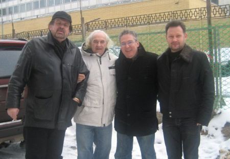 Аркадий Хаславский (в белой куртке) и ВИА "Здравствуй песня" 2009. Фото с оф.сайта коллектива. 